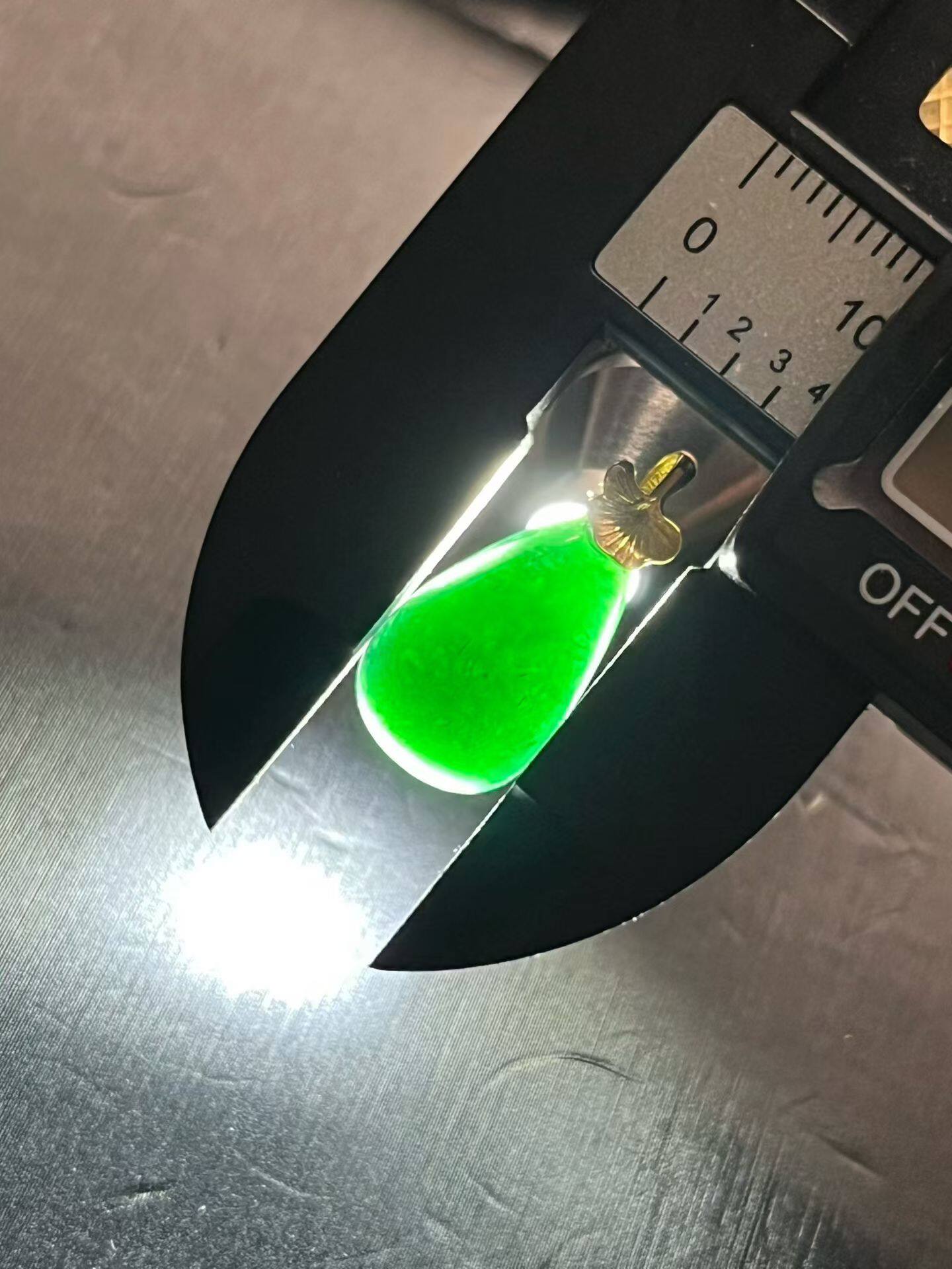 翡翠墨翠水滴吊坠 18k金镶嵌