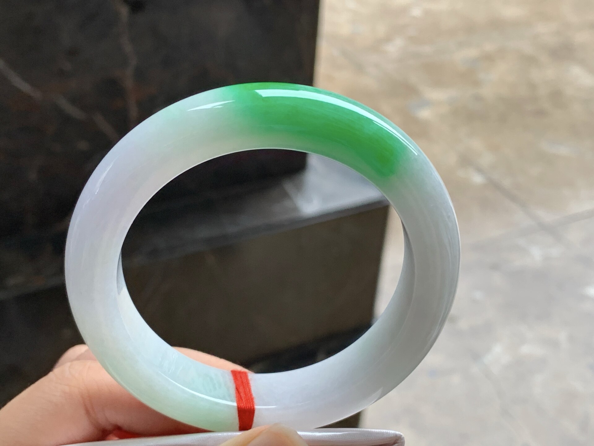 翡翠阳绿带色手镯 白底青 玉质细腻 圈口58 59