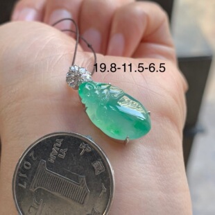 金钻镶嵌 翡翠冰种飘阳绿小猴子吊坠