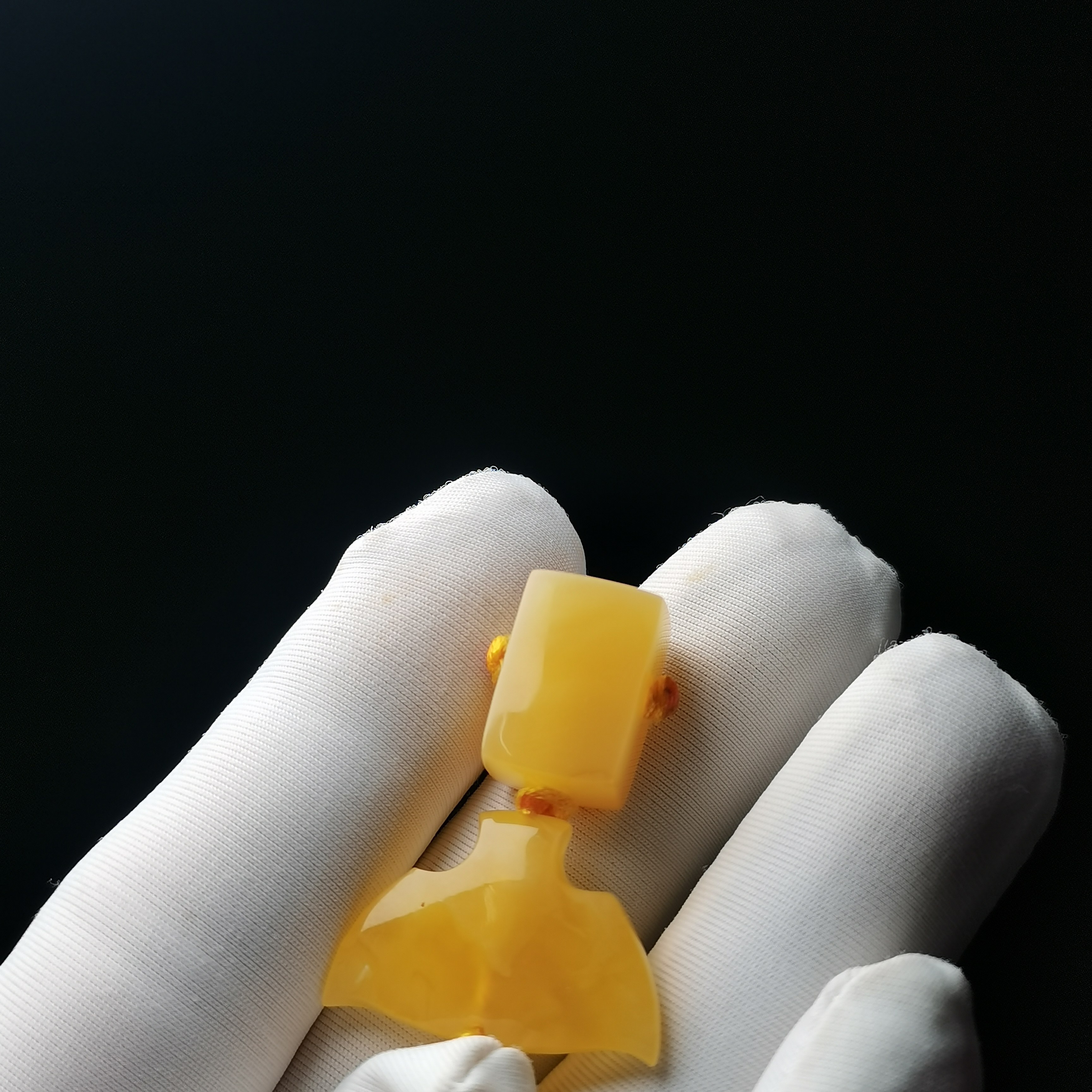 天然原矿同料蜜蜡焦皮料沁色鸡油黄三通鱼尾背云文玩手串配饰猴头