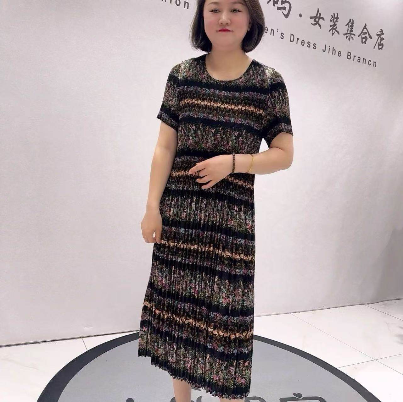 芮娜依莲9155夏季新款欧货碎花褶皱连衣裙加大码女装胖妹妹气质裙