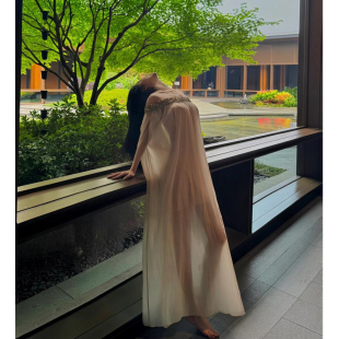 高级感法式一字肩亮片抹胸连衣裙女夏季设计感慵懒度假风海边长裙