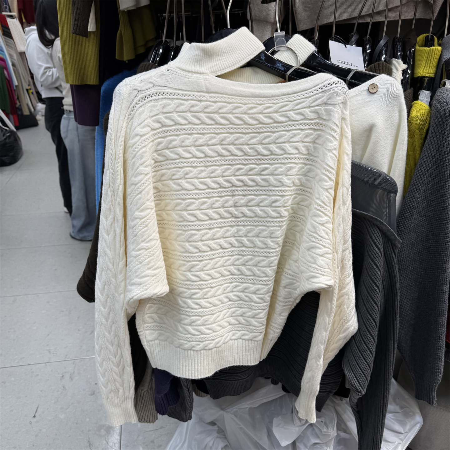 2026韩系甜美气质斜领露肩宽松蝙蝠袖休闲松弛感麻花套头针织毛衣