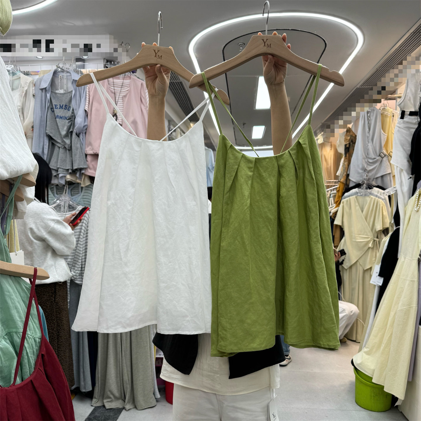 2026夏韩版简约清新糖果色压褶宽松减龄气质可调节吊带无袖背心潮