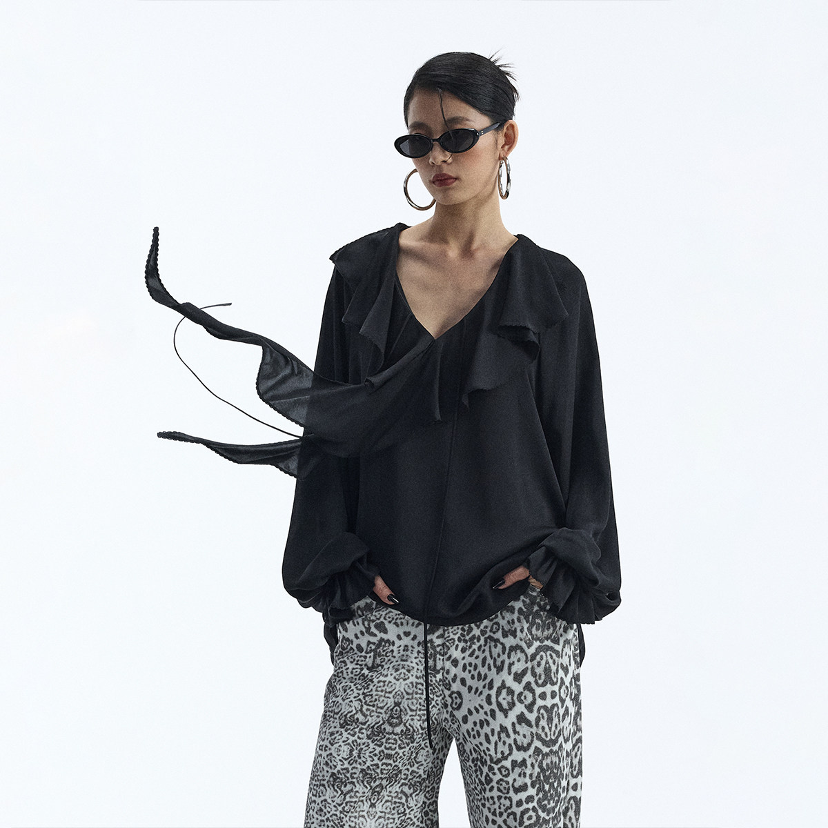 【12月3日晚8点福利秒杀】ourhour 垂感V领荷叶边仿醋酸宽松衬衫