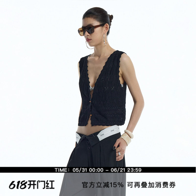 ourhour 黑白三粒扣花边拼接V领提花镂空短款针织马甲女辣妹上衣