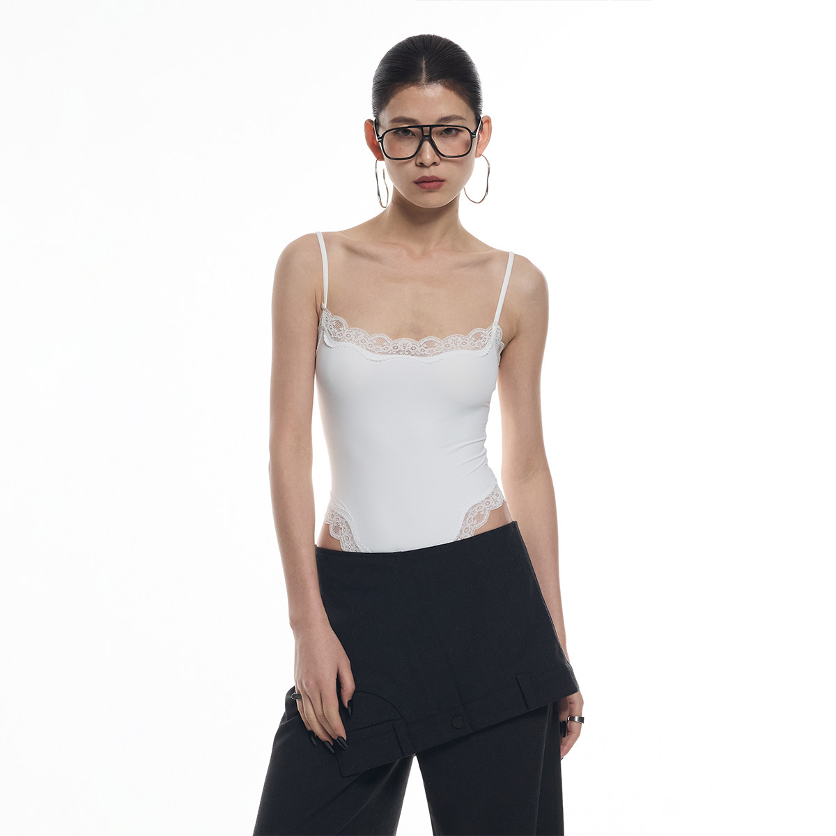 ourhour 蕾丝花边 白色黑色紧身收腰吊带连体背心 女春设计感上衣