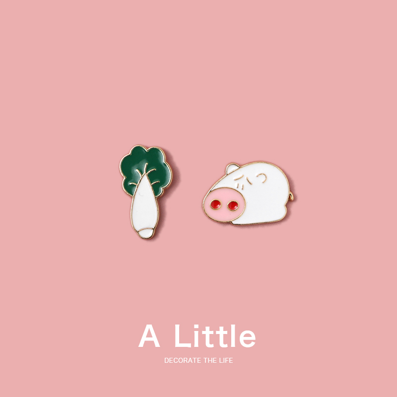 a little小猪拱白菜情侣胸针可爱日系创意金属徽学生章包包装饰品