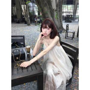 法式纯欲度假风无袖挂脖吊带连衣裙女夏季设计感露背海边沙滩长裙