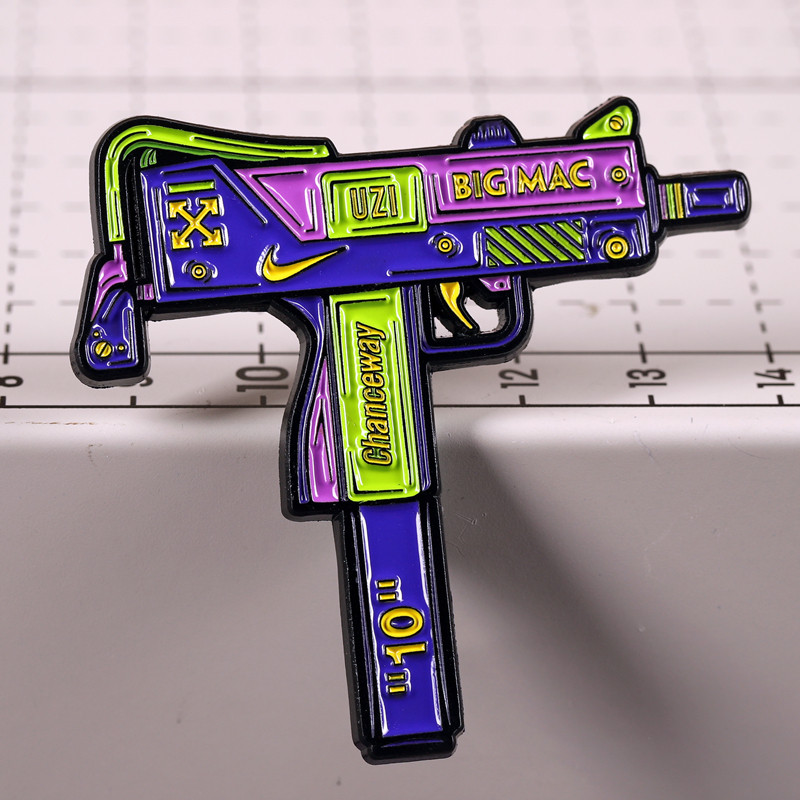 潮设会自制 uzi冲锋枪胸针 乌兹武器徽章ins高档饰品金属别针周边
