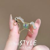 2026新年可爱精致彩色喜庆红色马年小马胸针高档设计别针胸花配饰