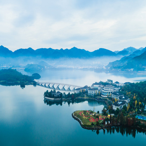 位于余姚市梁弄古镇风光旖旎的四明湖畔，依山傍水、环境优美 酒店藏在四明湖畔，坐拥四明湖超180&deg;一线湖景 周边景点：水杉林、梁弄古镇、四明山地质公园等