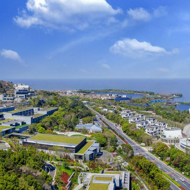 位于太湖畔，一栋栋别墅式建筑藏于半山腰上，步行即达月亮广场 7楼太湖人气打卡点，从大堂到客房依山势而建，观景视野极佳 5-15分钟左右车程：太湖古镇、长田漾湿地公园、龙之梦乐园…