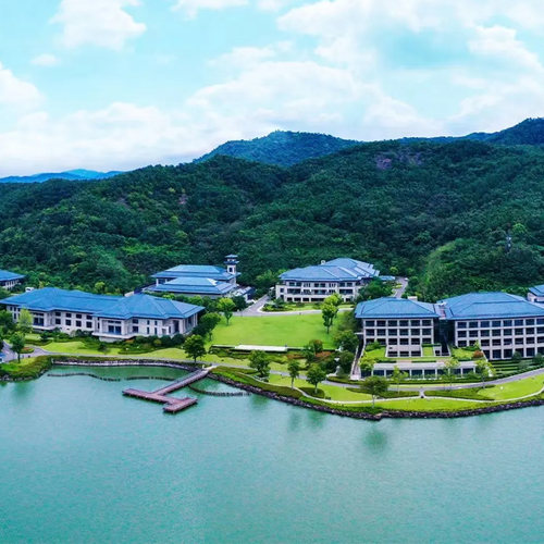 钱湖秘境，湖光山色。部分套餐全程不加价，1-2晚可选。 位于风景秀丽的知名旅游度假区东钱湖畔—沙山路，近环湖东路 配备儿童乐园，乒乓球室、室内网球场、室内恒温游泳池