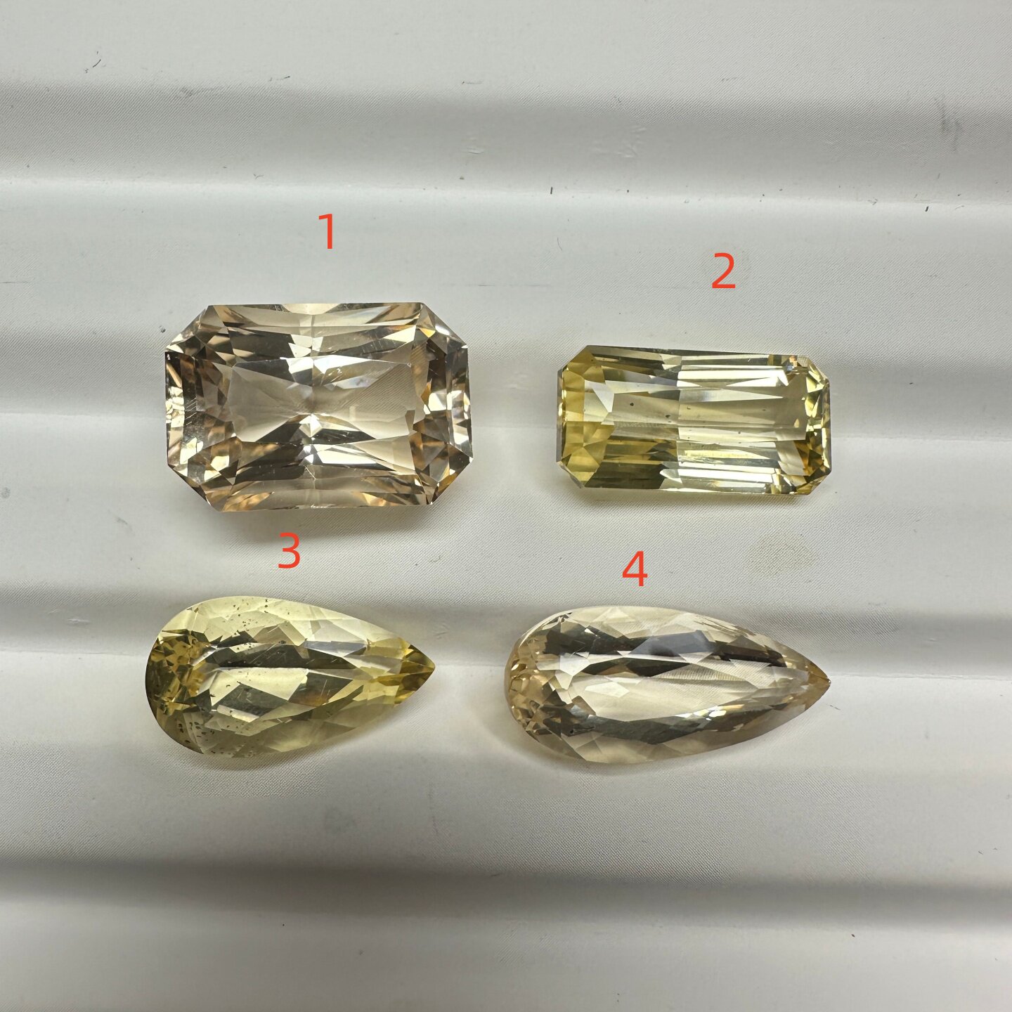 天然金黄色方柱石裸石10元/克拉