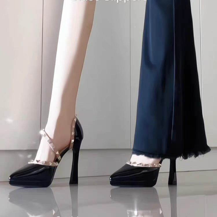 漆皮不累脚裸色超高跟鞋女2026新款粗跟气质女防水台铆钉包头凉鞋