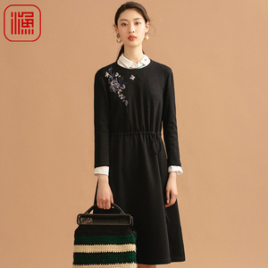 渔牌女装秋装2021年新款女羊毛混纺收腰绣花针织呢连衣裙FFNC0042