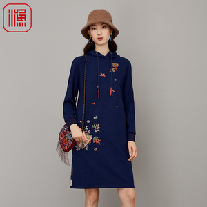 渔女装秋冬装女款2023年新款连帽绣花宽松呢连衣裙子FGFD0012