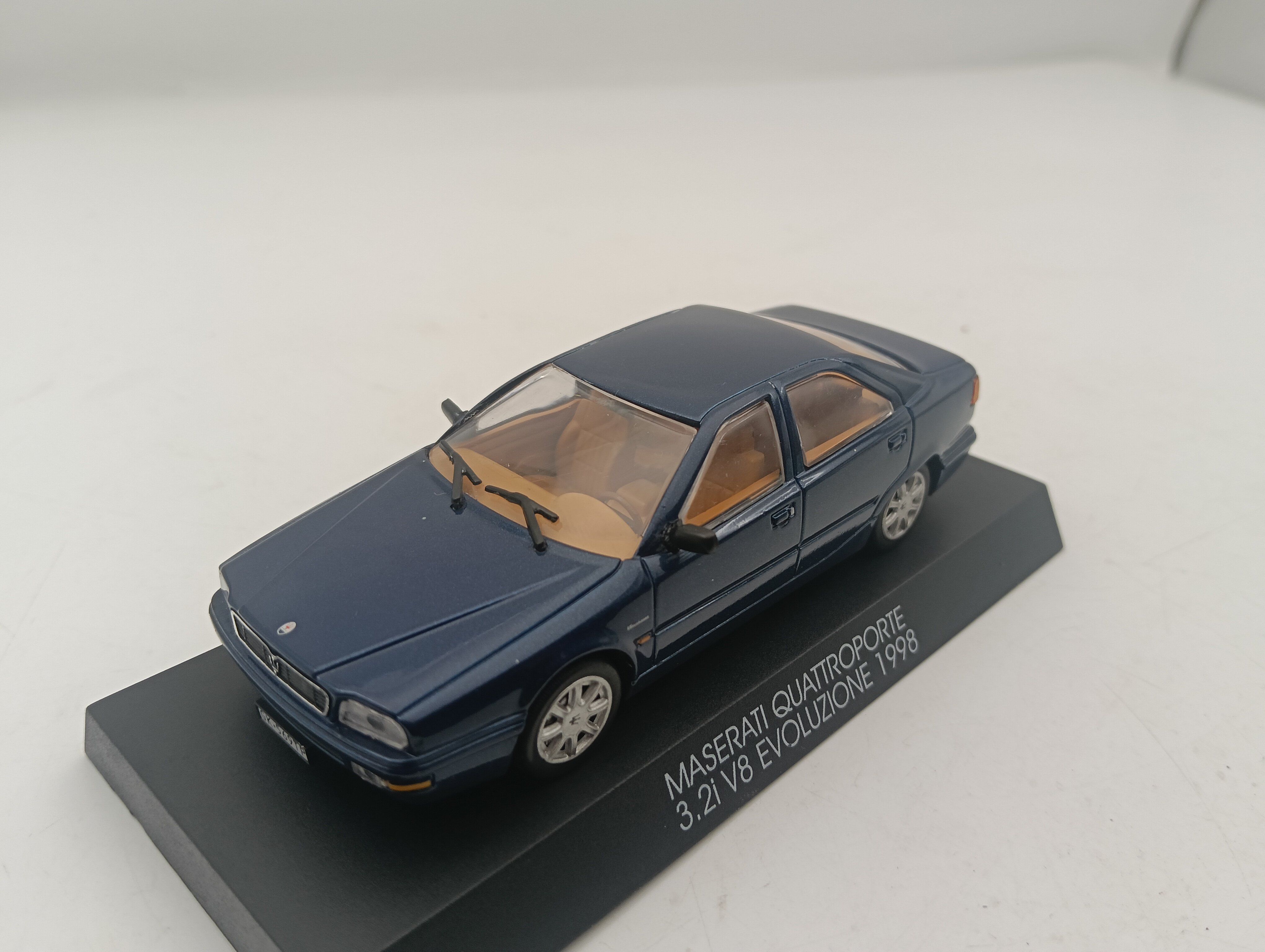 1/43合金模型车1998年玛莎拉蒂3.2i V8  第4代总裁