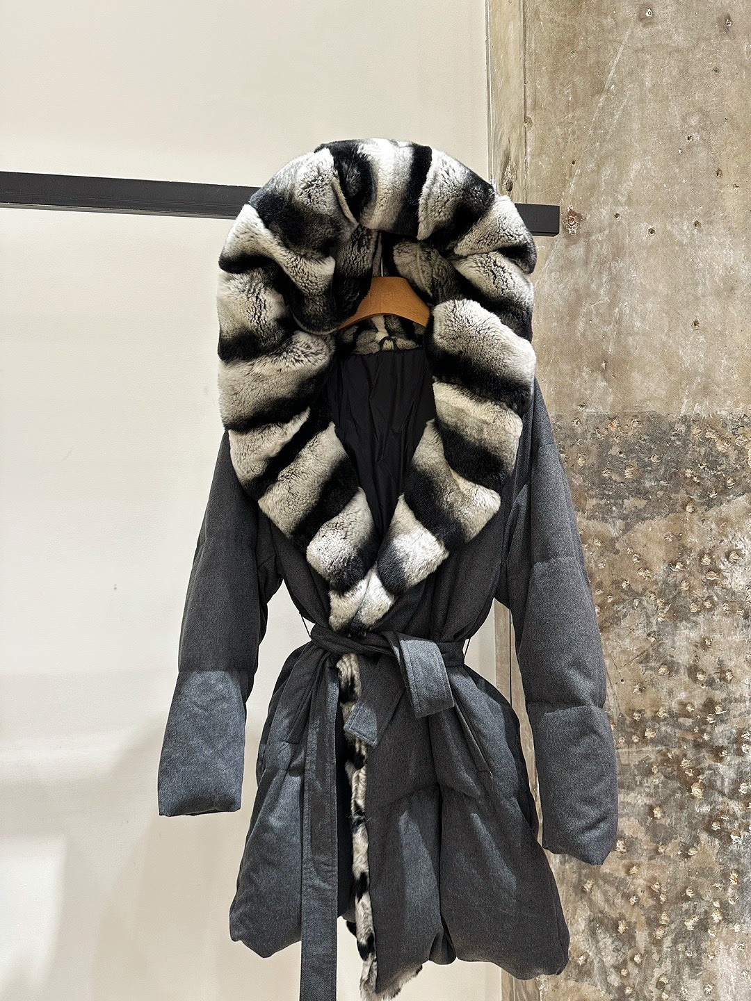 2025冬新款小众设计獭兔渐变拼接连帽鹅绒大衣女装