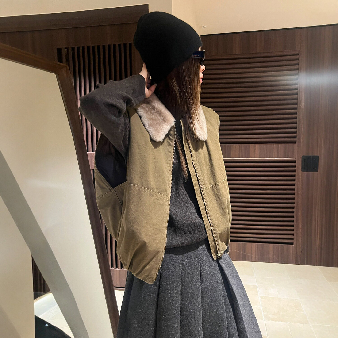 羊羔毛领白鹅绒羽绒马甲女欧洲站