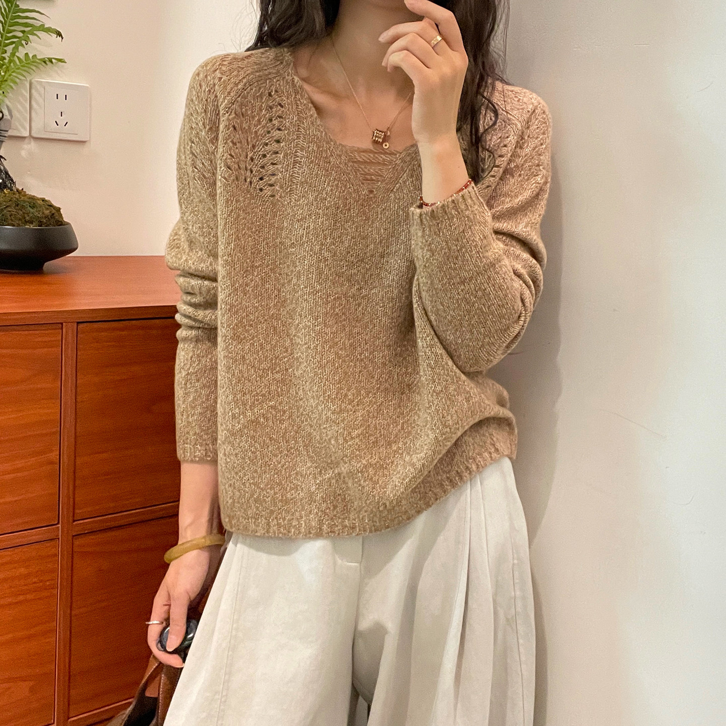 镂空钩花V领绵羊毛针织衫女欧货