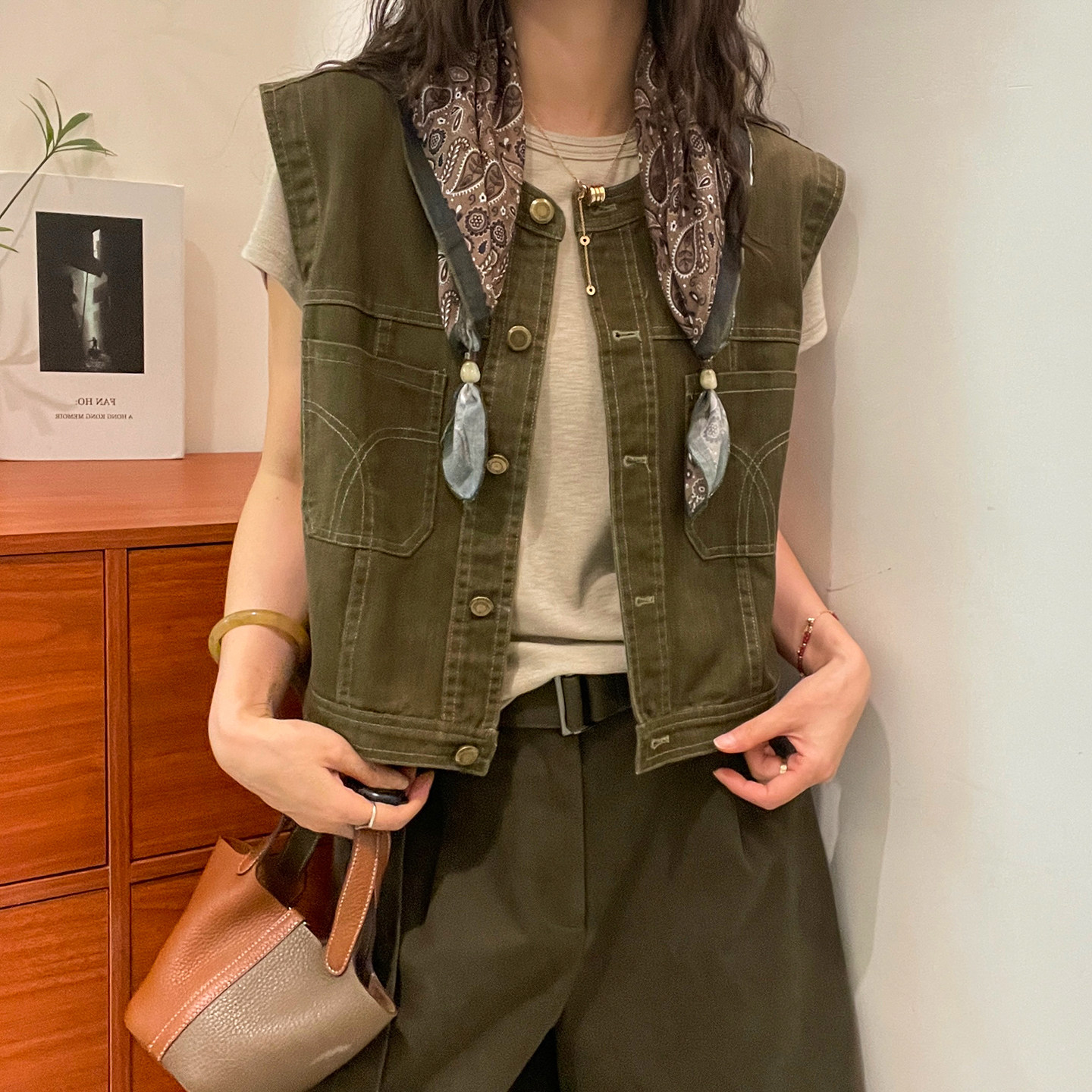 配丝巾工装牛仔马甲外套女欧洲站