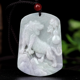 缅甸天然a货翡翠老虎生肖玉虎吊坠上山虎挂件生肖牌高档时尚玉佩