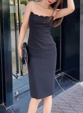 胸前波浪边珍珠 黑色吊带包臀连衣裙秋小众设计性感显瘦打底裙子