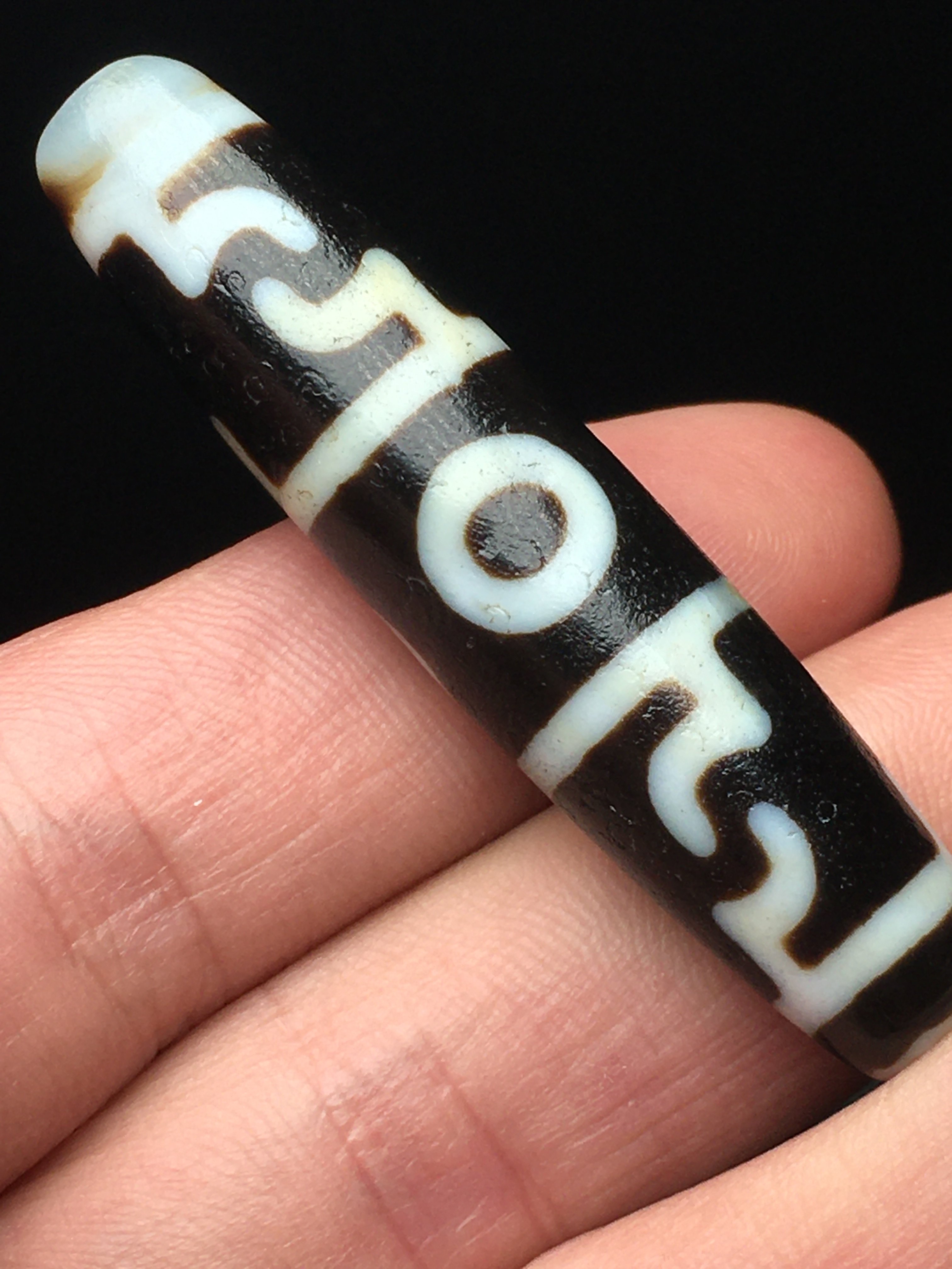 台湾工艺玛瑙天珠吊坠线条清晰皮壳厚实老气油润细腻莲师三眼天珠