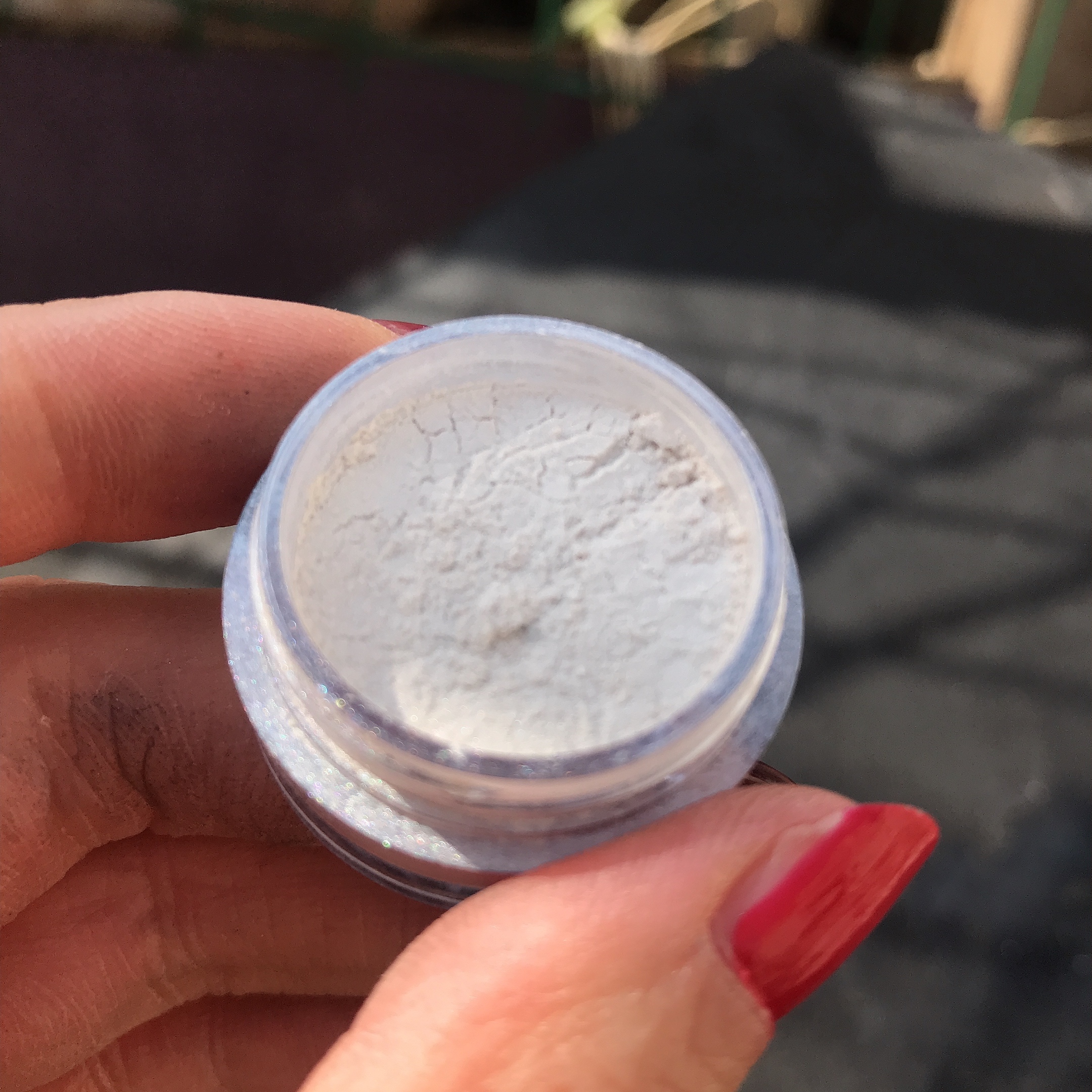 银白色高光亮鼻梁修饰晶晶眼影