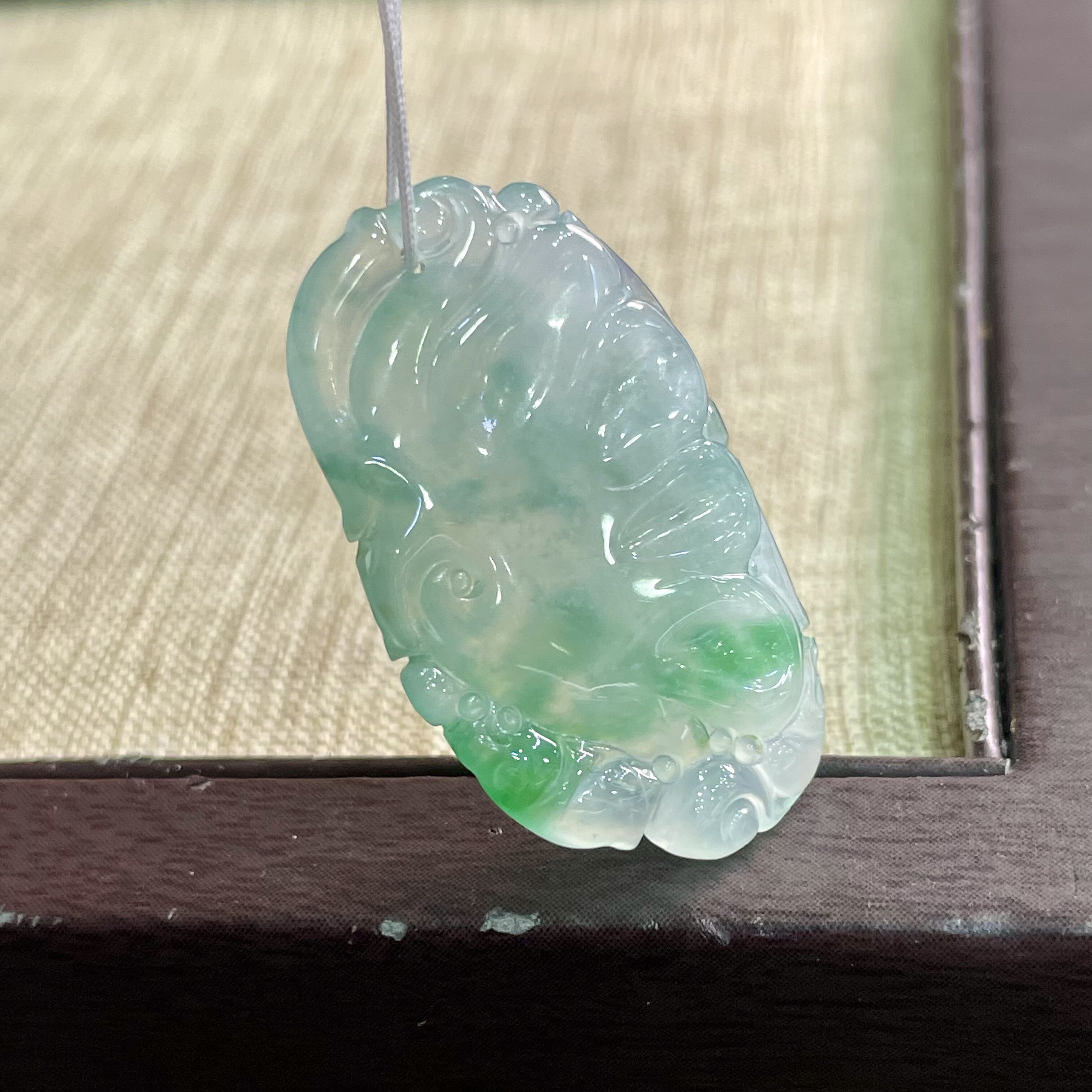 缅甸天然翡翠A货冰种带绿翡翠荷叶和和美美裸石吊坠精品玉石挂件