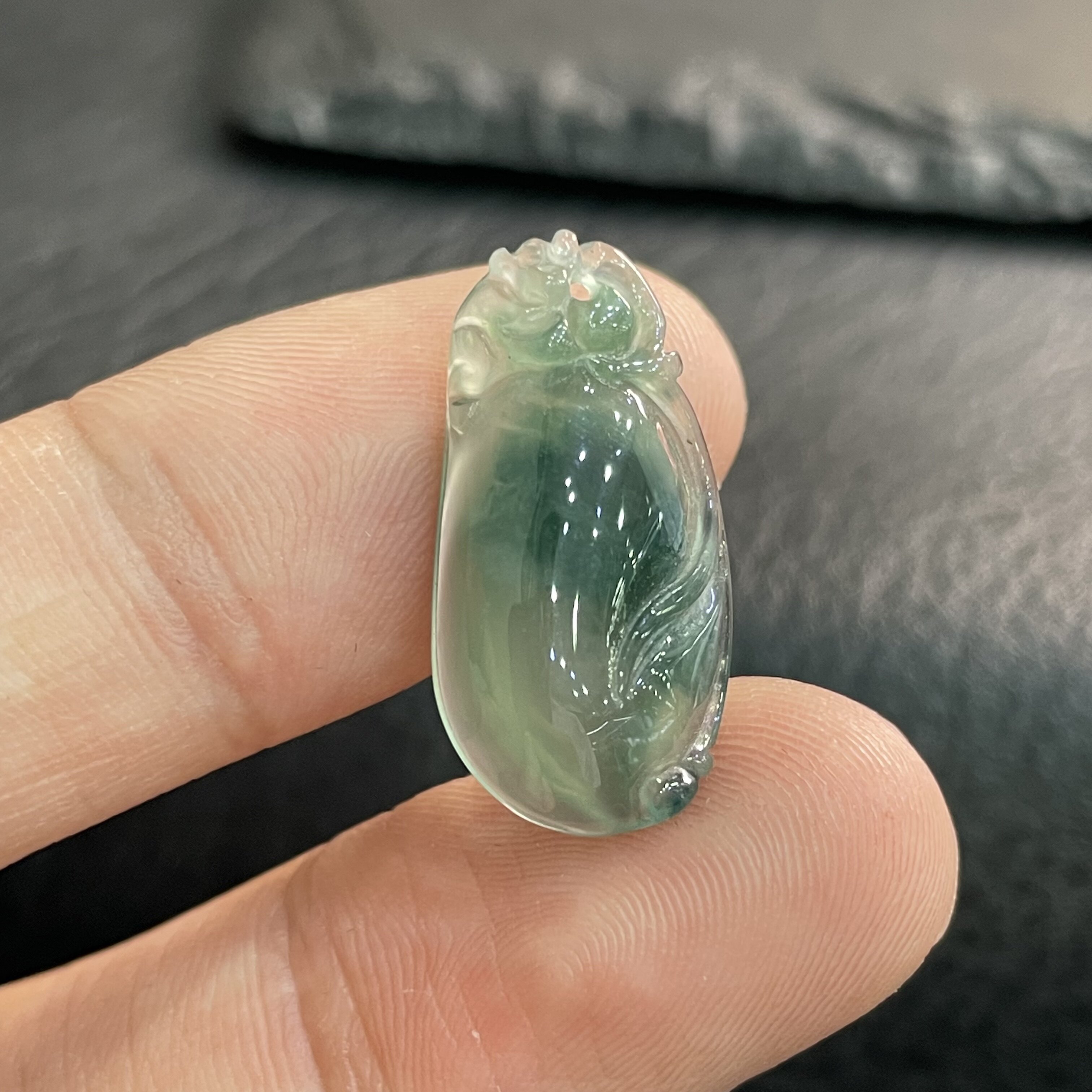 缅甸天然翡翠A货冰种飘兰花翡翠猴子抱桃裸石小滴溜挂件生肖猴玉