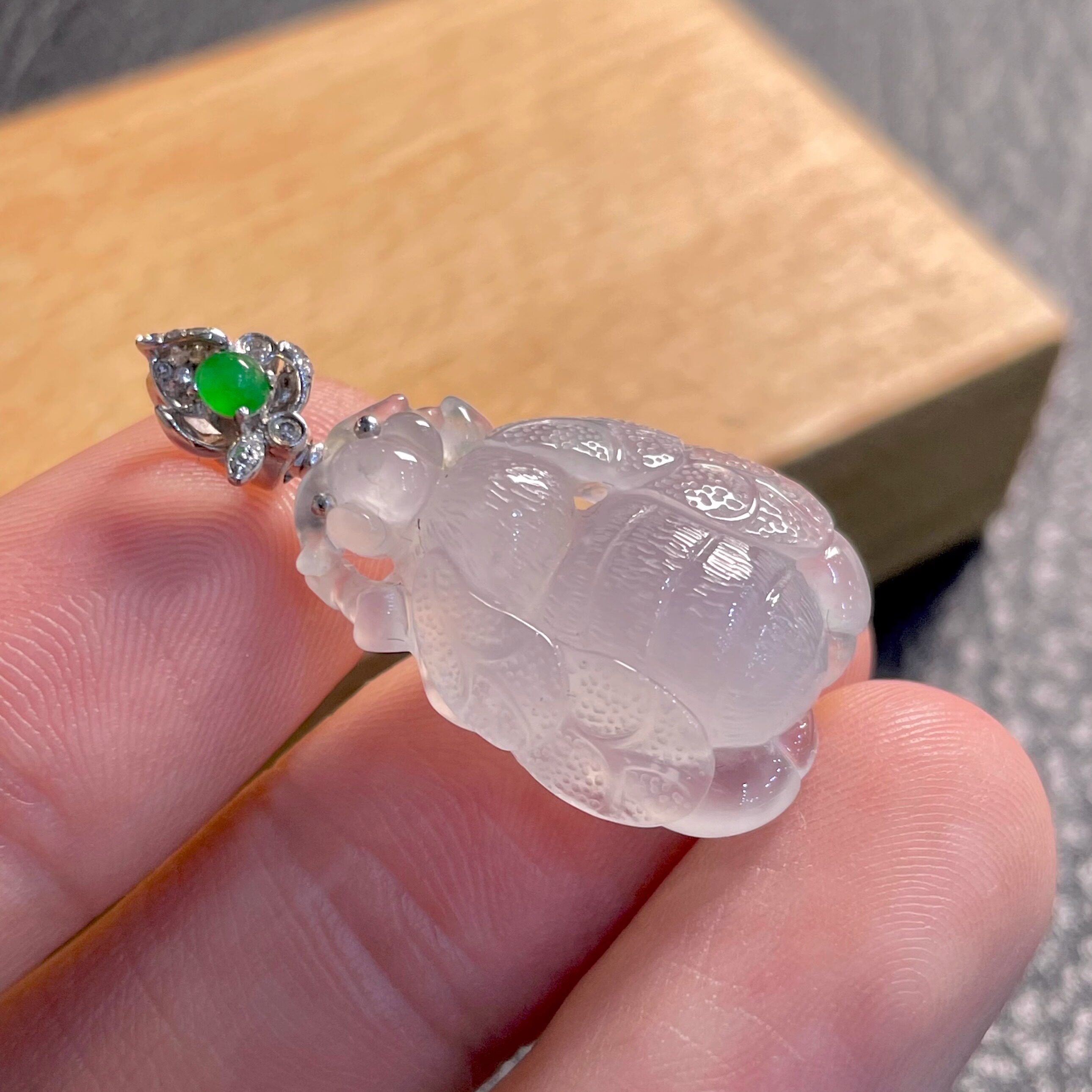 天然翡翠缅甸A货18k金钻冰种起胶感飘花翡翠小蜜蜂吊坠精品玉石