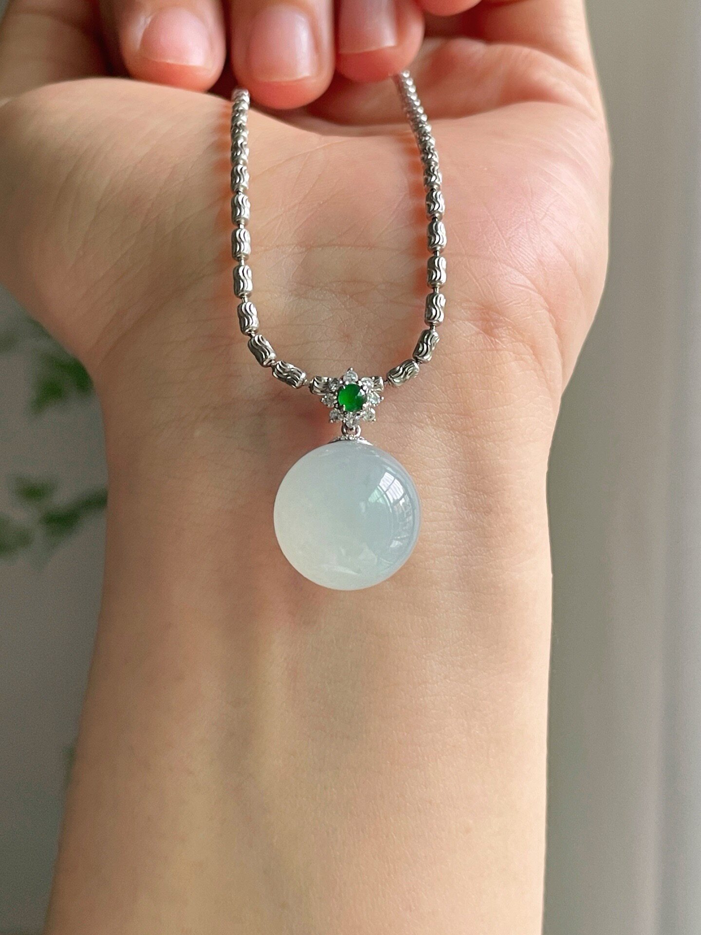 天然缅甸翡翠a货淡蓝底珠珠吊坠温润色泽均匀18k金钻镶嵌 卡15