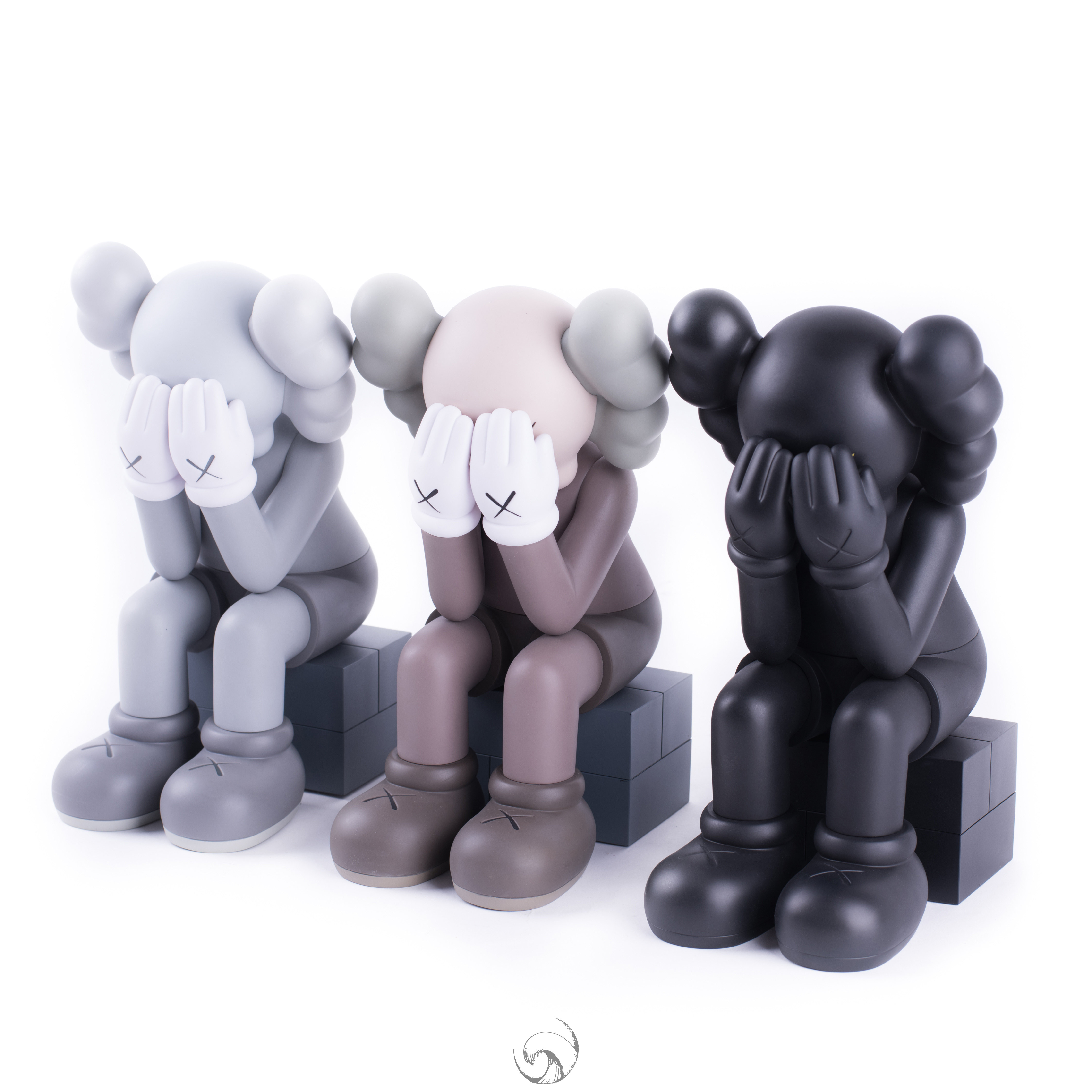 【国内现货】kaws 坐姿公仔捂脸摆件 2018kaws passing through