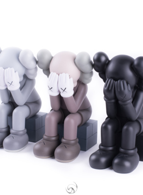 【国内现货】kaws 坐姿公仔捂脸摆件 2018KAWS PASSING THROUGH