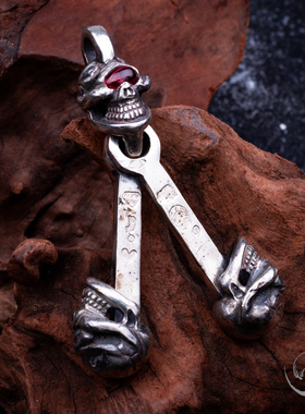 高山隆三头红眼双空眼骷髅活塞吊坠 stoplight挂饰美式机车项链