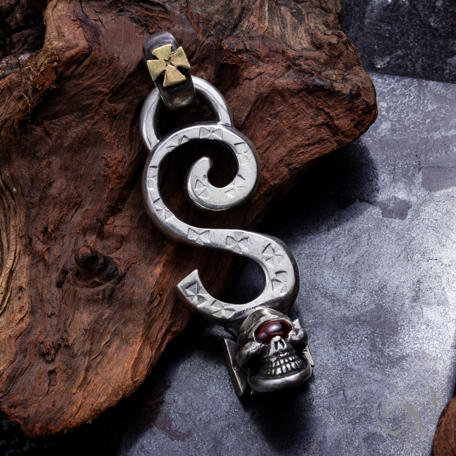 高山隆红宝石骷髅吊坠国内现货