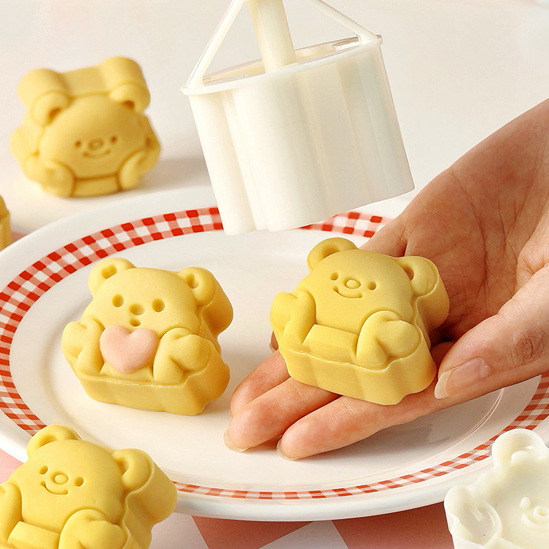 卡通小熊绿豆糕模具新款2026月饼烘焙冰皮手压式家用中秋广式50克