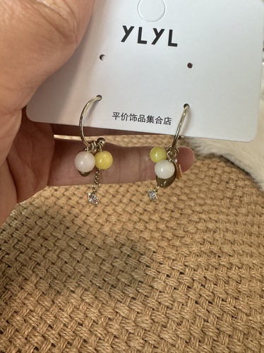 谁戴谁温柔！奶黄珠珠碎钻耳圈 小众不撞款日常耳环女
