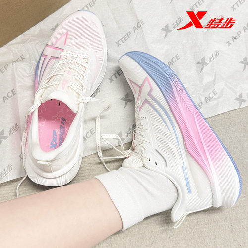 特步两千公里三代女鞋马拉松运动