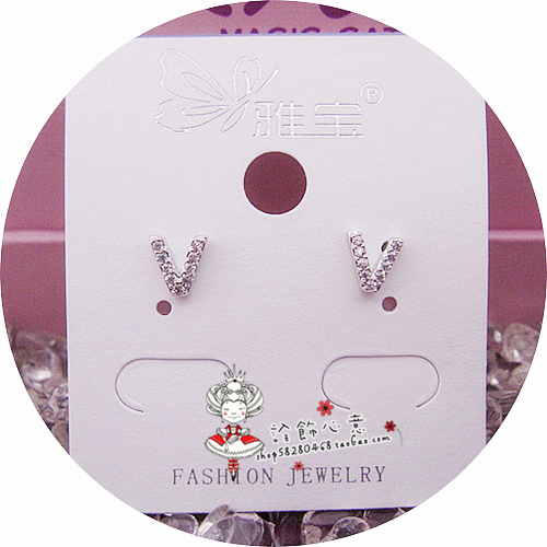 镶满钻字母小巧饰品耳骨钉