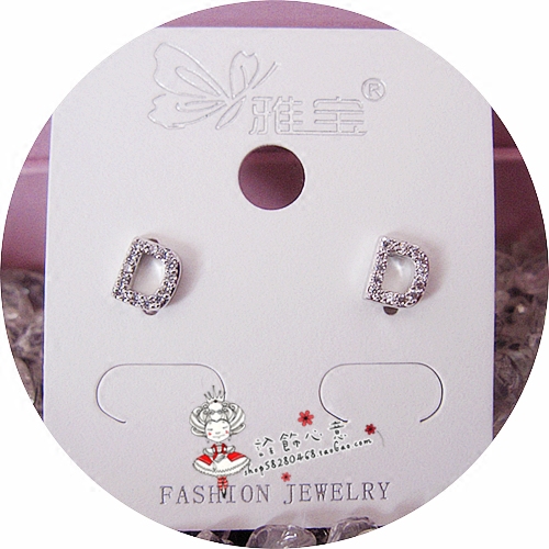 镶满钻字母小巧饰品耳骨钉