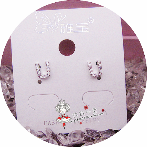 镶满钻字母小巧饰品耳骨钉