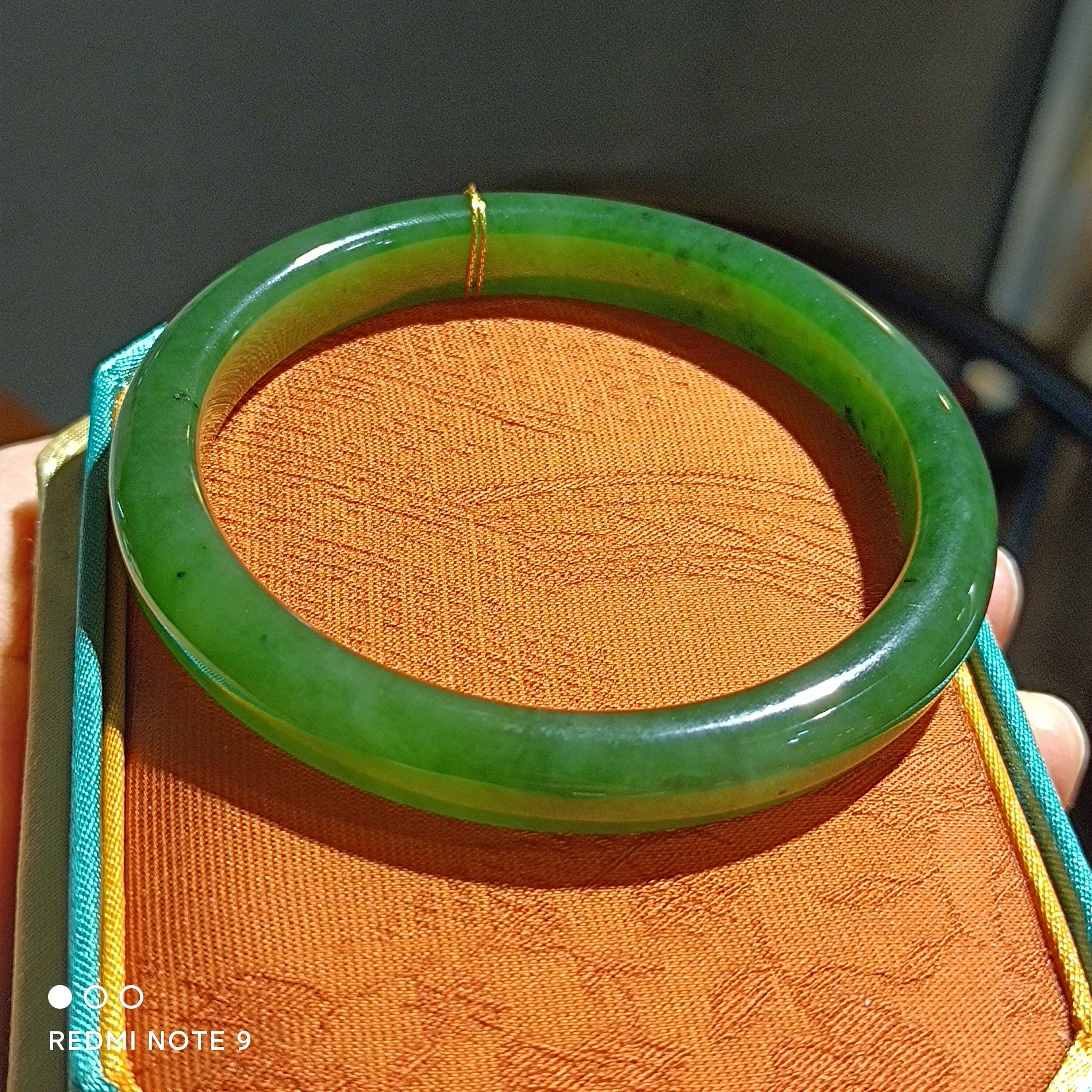 新疆和田玉镯子碧玉手镯天然玉石56mm冰底阳绿少许黑点