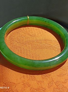 新疆和田玉镯子碧玉手镯天然玉石56mm冰底阳绿少许黑点