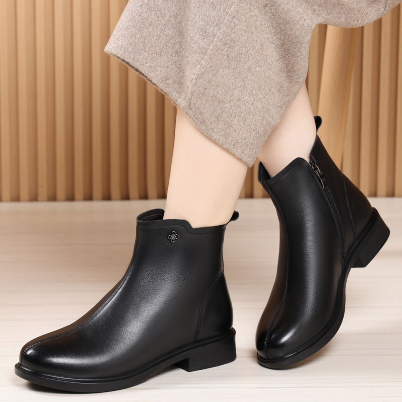 42加大码女鞋显瘦二棉短靴中年妈妈高帮真皮鞋41号带绒矮跟半靴子