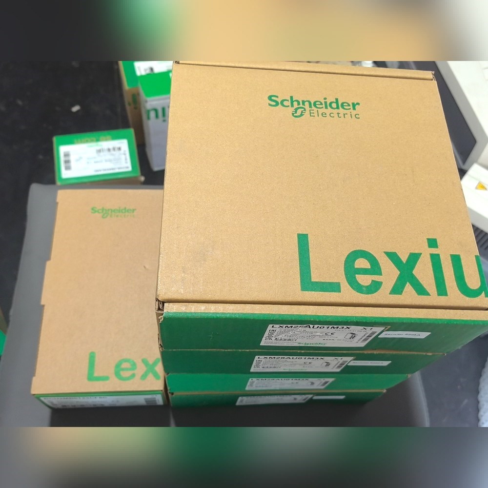 施耐德伺服驱动器LXM28AU01M3X四台配套电机BCH 议价