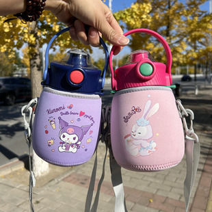 杯具熊儿童大肚杯套保护套带背带斜挎850ml水杯套学生水壶套通用